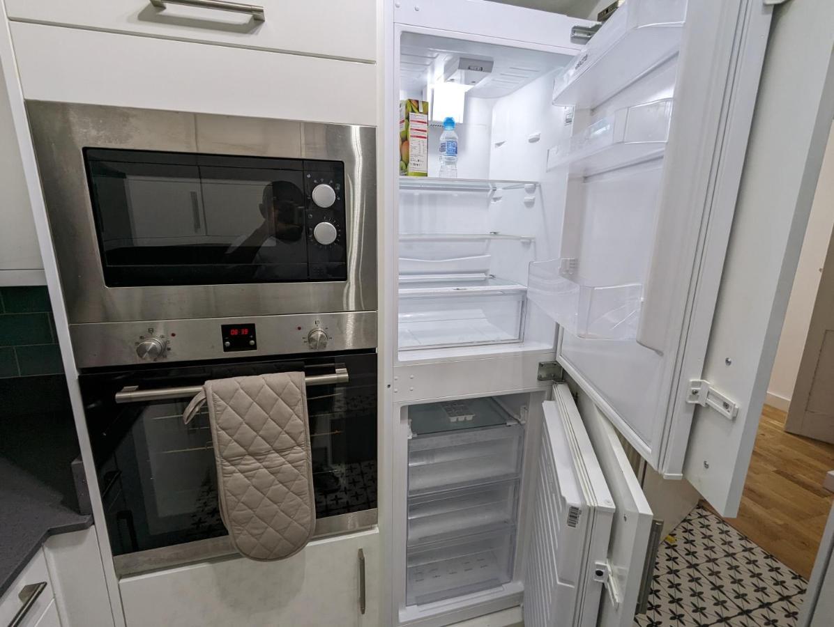 Fantastic 3-Bedroom House In London Morden  외부 사진