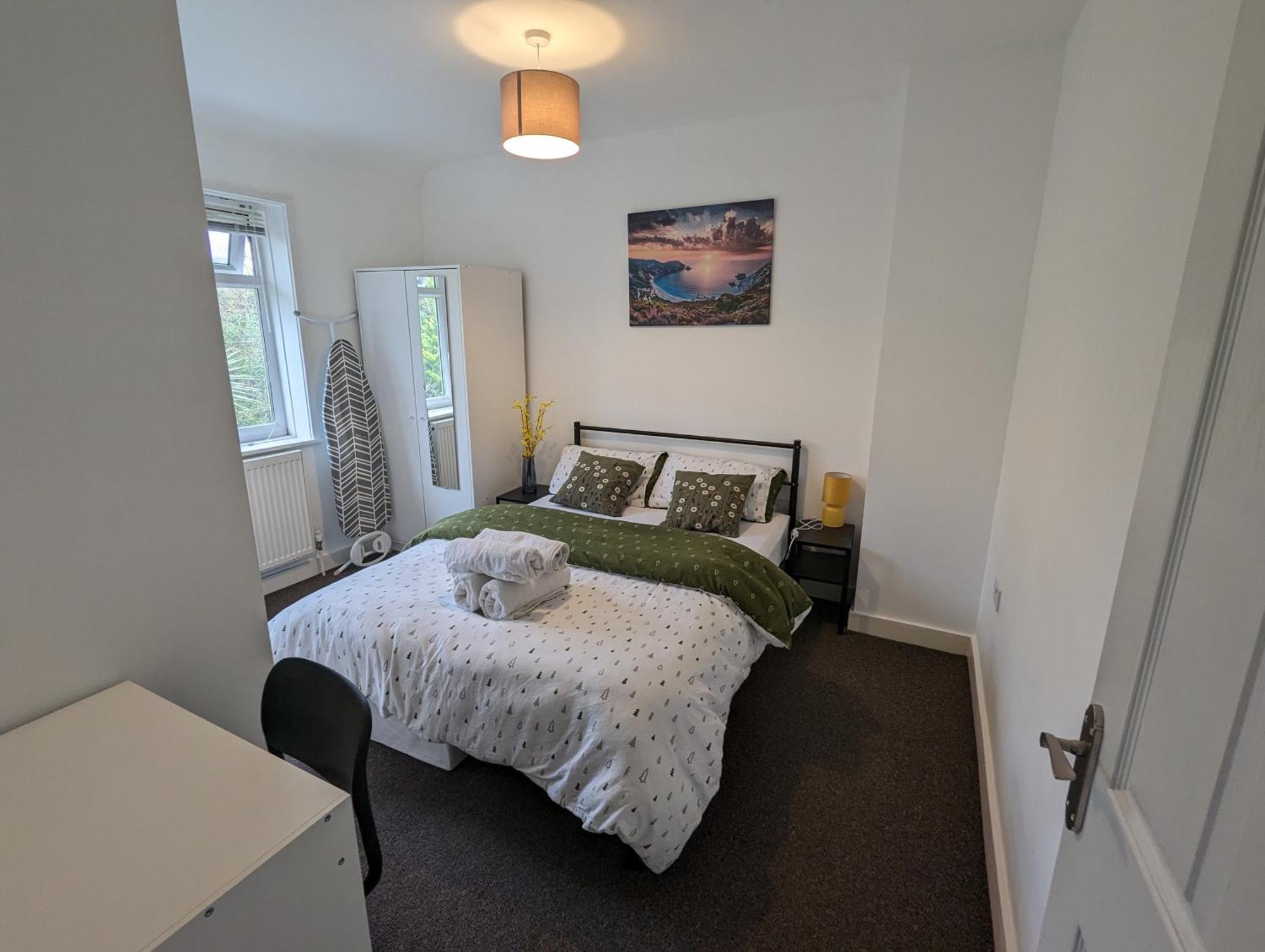 Fantastic 3-Bedroom House In London Morden  외부 사진