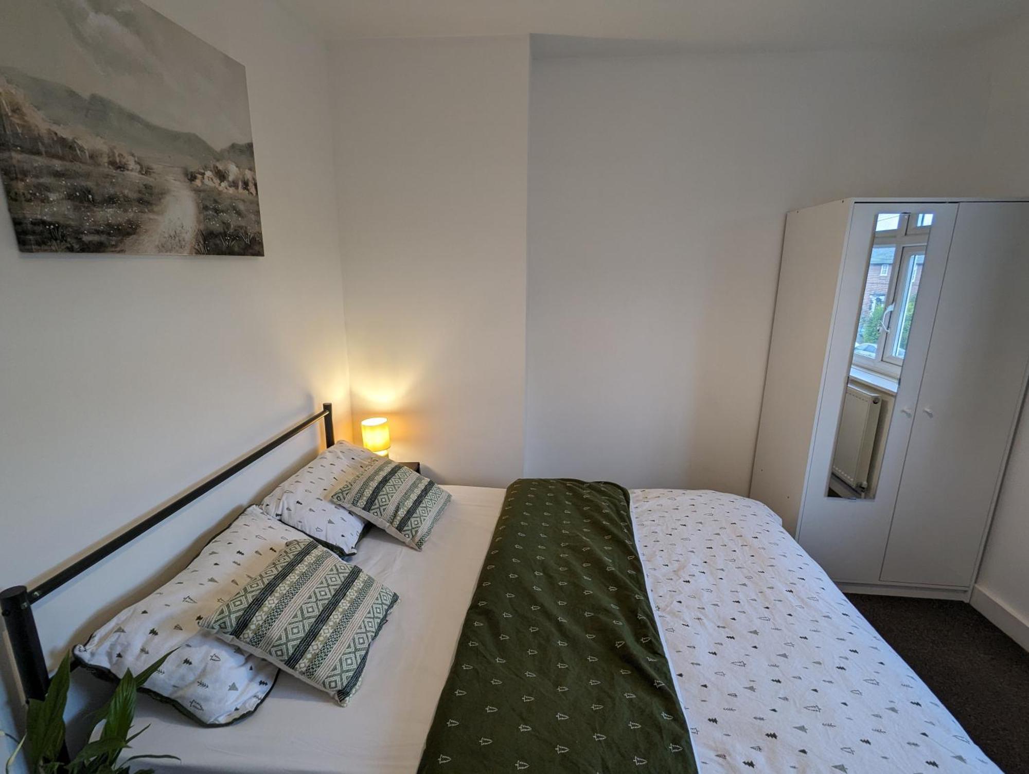Fantastic 3-Bedroom House In London Morden  외부 사진