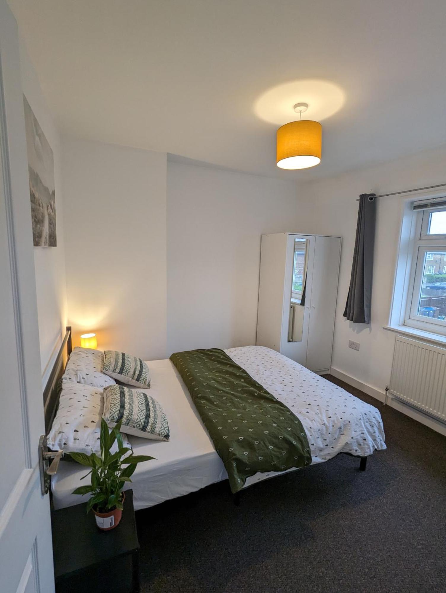 Fantastic 3-Bedroom House In London Morden  외부 사진