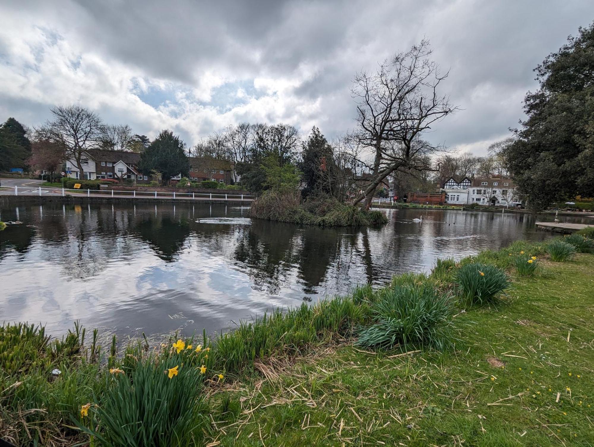 Fantastic 3-Bedroom House In London Morden  외부 사진